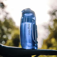 Fidlock TWIST Trinkflasche 590 ml – Set (mit Bottle Connector, mit Bike Base). Motion Blue.