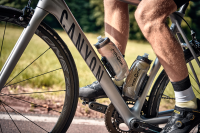 Fidlock TWIST Trinkflasche 590 ml, Set (mit Bottle Connector und Bike Base). Transparent Black.