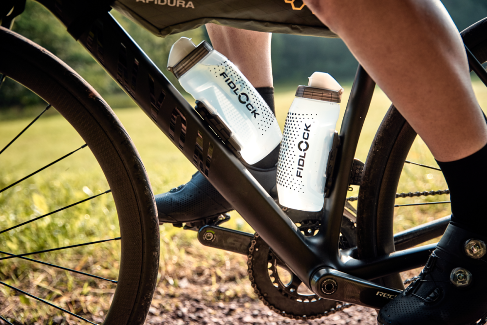 Fidlock TWIST Trinkflasche 590 ml, Set (mit Bottle Connector und Bike Base). Transparent White.