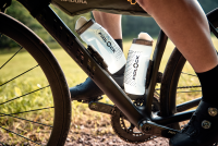 Fidlock TWIST Trinkflasche 590 ml, Set (mit Bottle Connector und Bike Base). Transparent White.