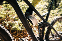 Fidlock TWIST Trinkflasche 450 ml, Set (mit Bottle Connector und Bike Base). Transparent Black.