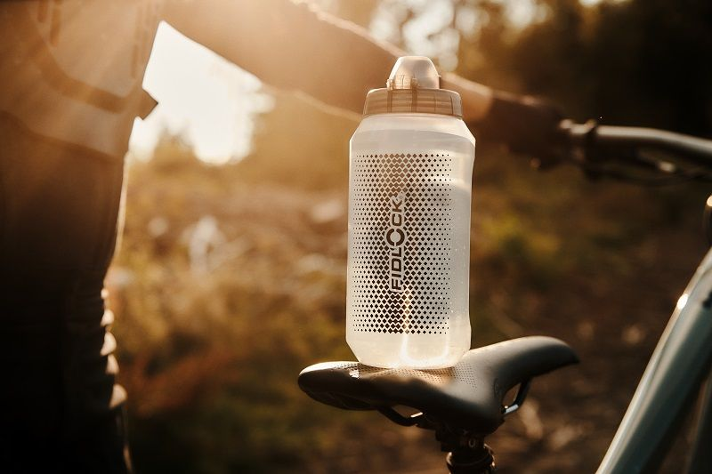 Fidlock TWIST Trinkflasche 750 ml Compact, Set (mit Bottle Connector und Bike Base). Transparent White.