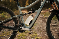 Fidlock TWIST Trinkflasche 750 ml Compact, Set (mit Bottle Connector und Bike Base). Transparent White.