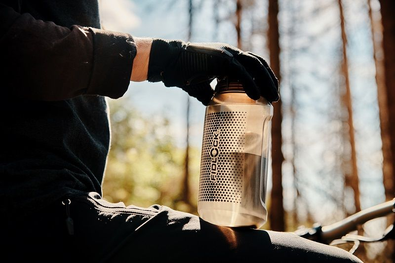 Fidlock TWIST Trinkflasche 750 ml Compact, Set (mit Bottle Connector und Bike Base). Transparent Black.